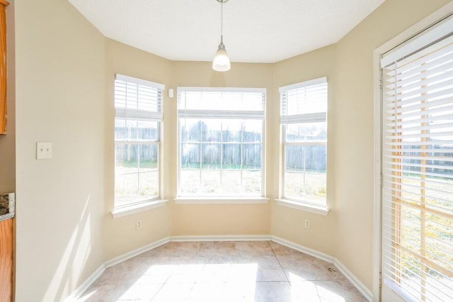 Building Photo - 6929 Country Walk Dr