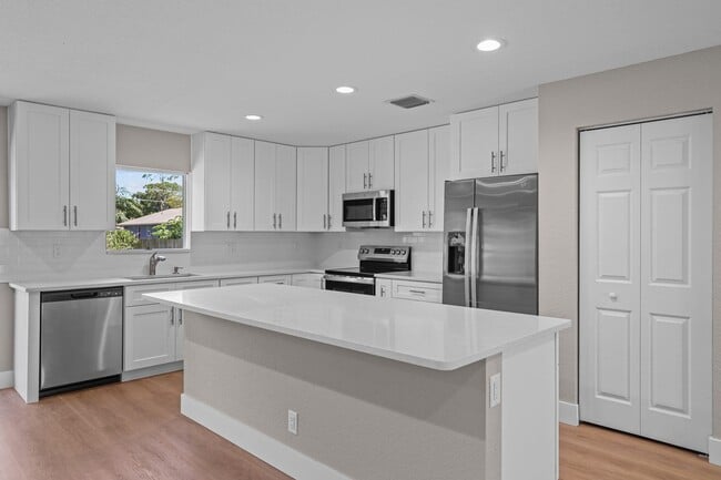 Building Photo - 5906 Hickory Dr