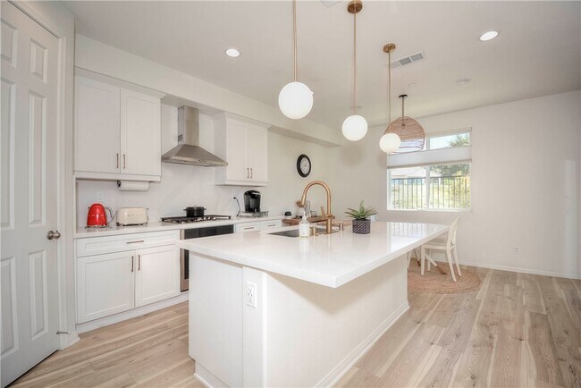 Building Photo - 24218 Hillcrest Dr