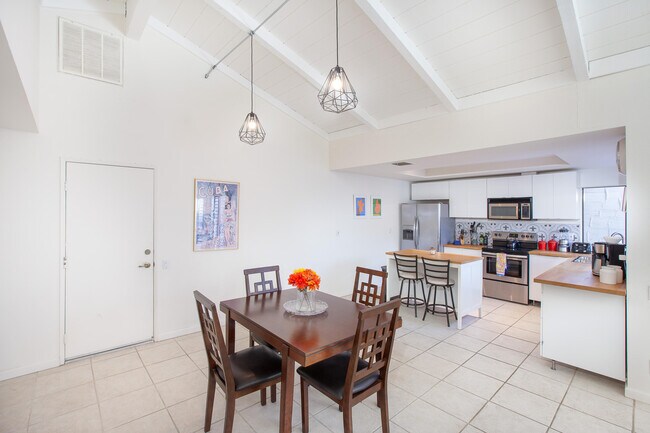 Building Photo - 2350 E Miramonte Cir