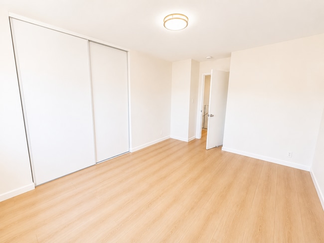 Building Photo - Townhome has been remodeled top to bottom, everything brand new!