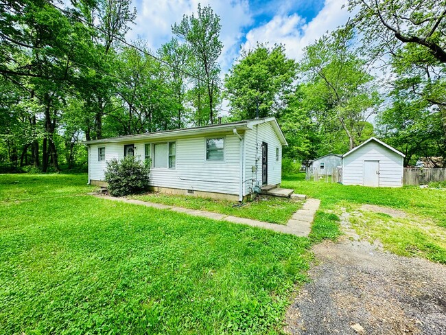 Building Photo - 3 bedroom home near Cane Run Rd now availa...