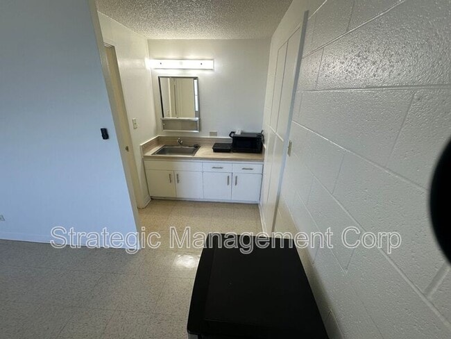 Building Photo - 1301 Lusitana St