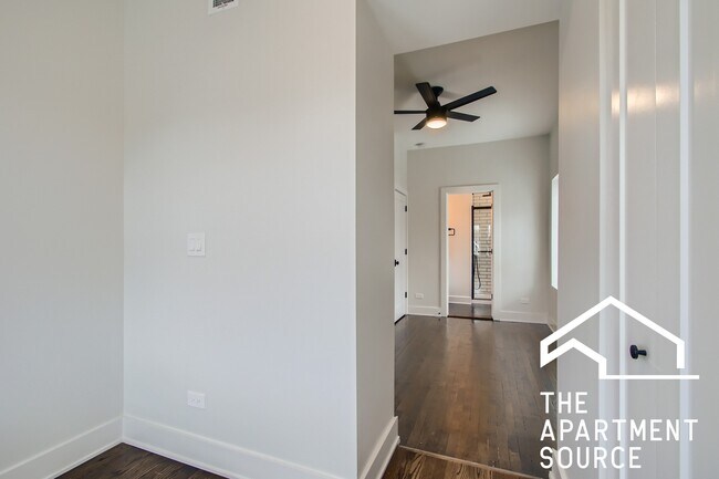 Building Photo - 1452 W Irving Park Rd