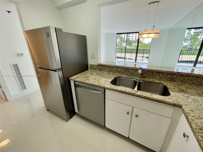 Building Photo - 540 Brickell Key Dr