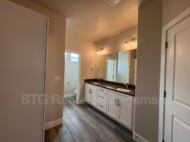 Building Photo - 857 S 4380 W