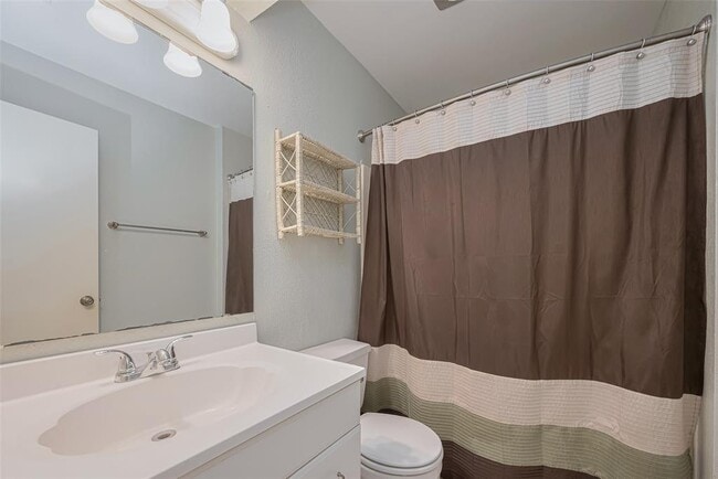 Building Photo - 2027 Briar Ridge Dr