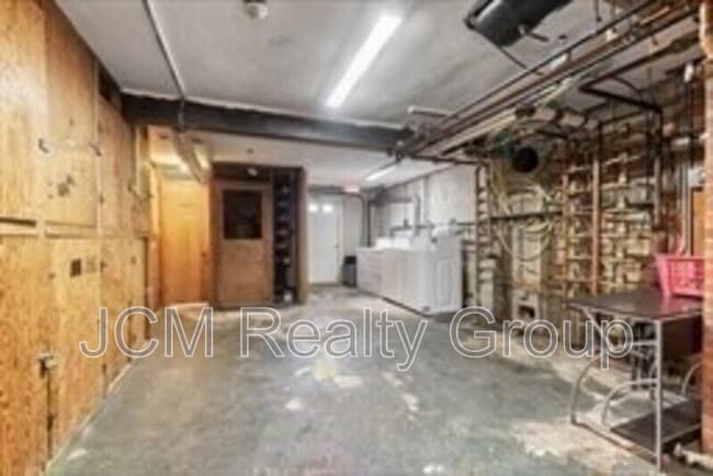 Building Photo - 303 Broadway