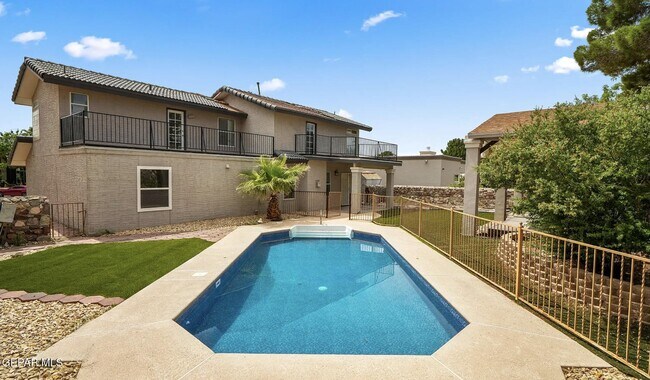 Building Photo - 908 Los Pinos Way
