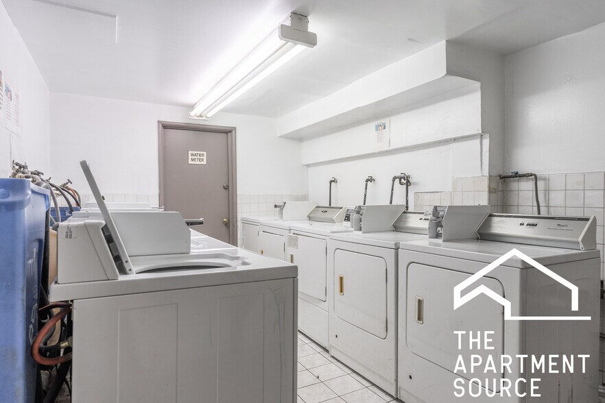 Building Photo - 6831 N Greenview Ave