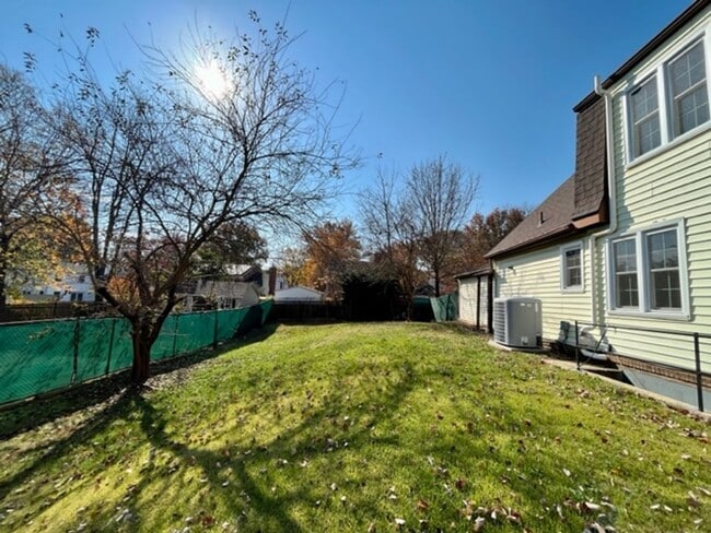 Building Photo - Beautiful and updated 4 BR 2.5 BA with garage and lovely yard!