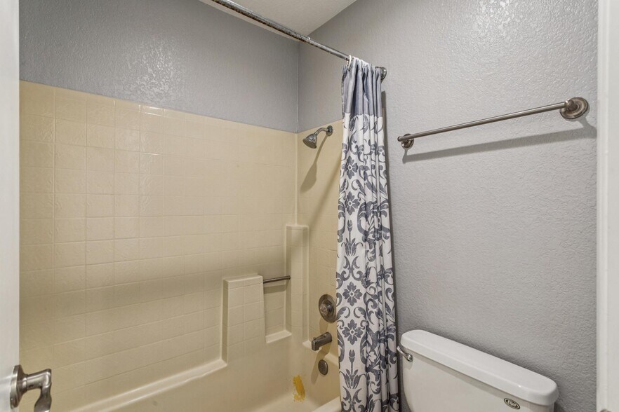 Building Photo - 600 Canyon Oaks Dr