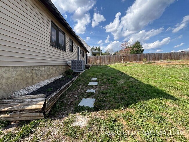 Building Photo - 3615 Ellen Dr