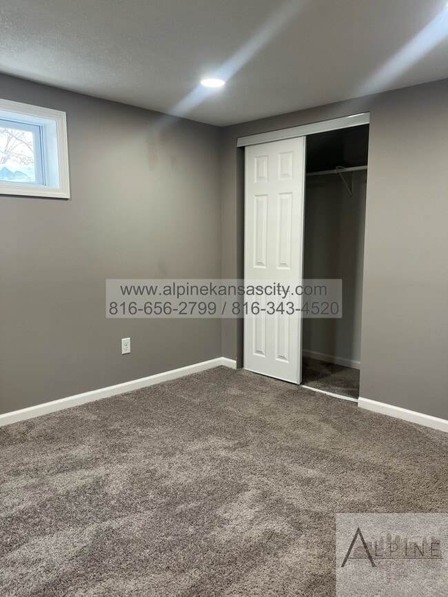 Building Photo - Available Mid January! 5 Bedrooms, PLUS Rec Room in Gladstone!