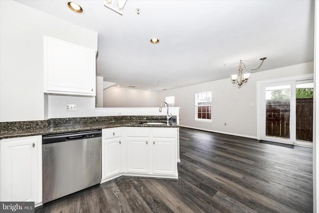 Building Photo - 4960 Clarendon Terrace