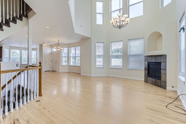 Building Photo - Beautifully maintained town-home in Centra...