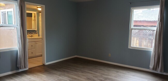Building Photo - 5210