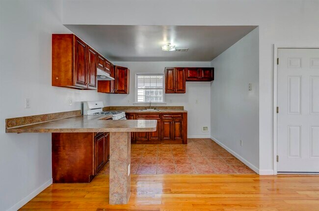 Building Photo - 30 E 41st St