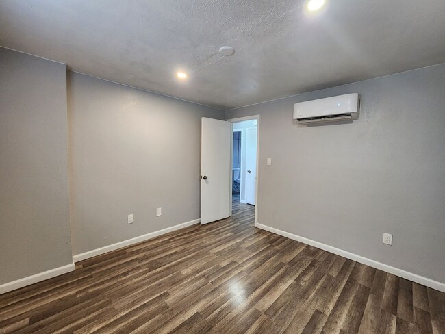 Building Photo - Remodeled 2 Bedroom in Lakewood! Great Loc...