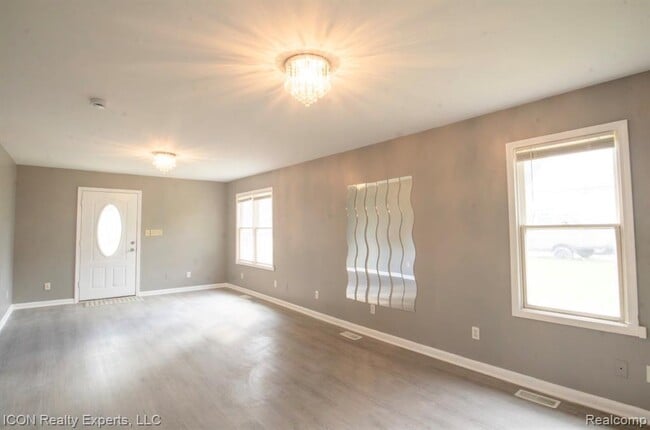 Building Photo - 743 Hollister St