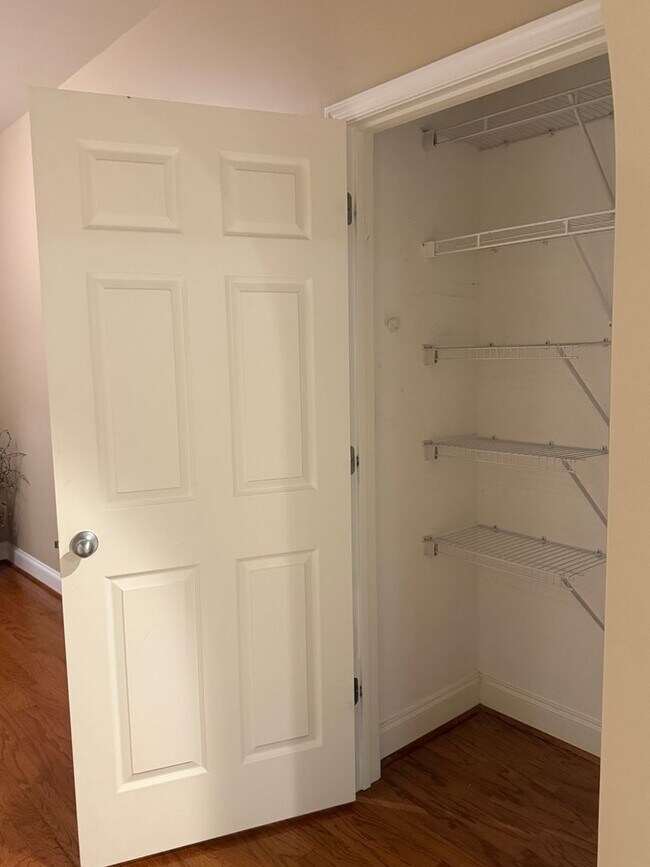 Building Photo - Chelsea Park - One Level 2 Bedroom on a Cu...