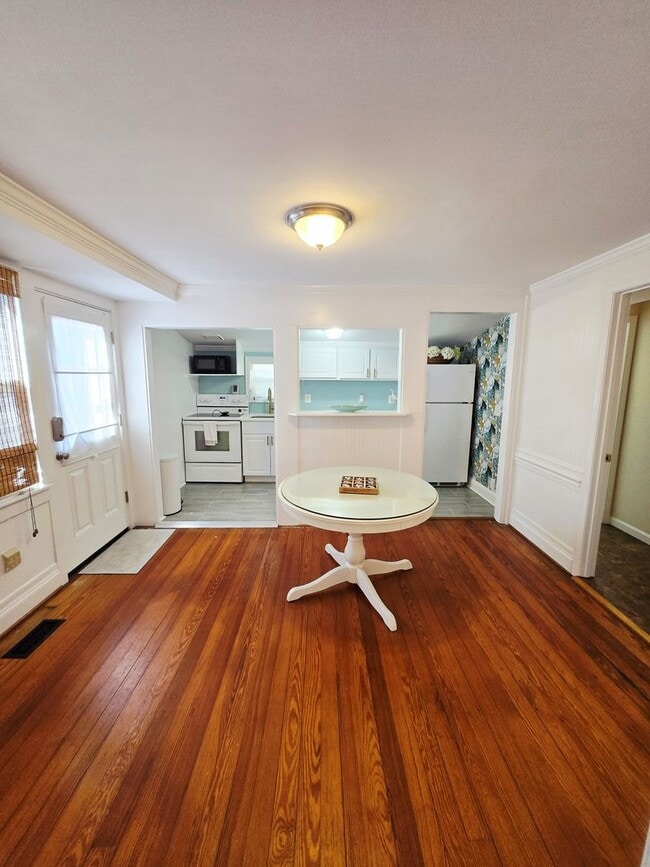 Building Photo - Beautiful Bungalow In the Twin Beaches