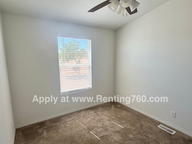 Building Photo - Huge 4 Bedroom Home!!