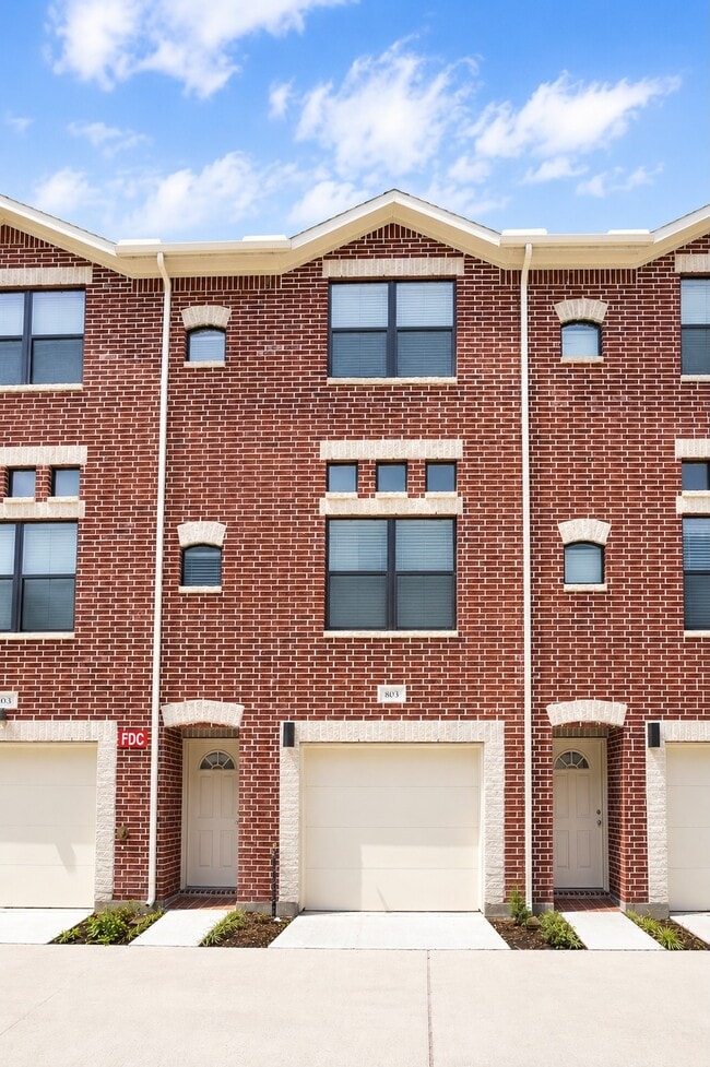 Building Photo - 2710 Hullsmith Dr