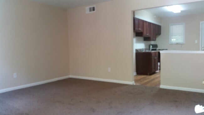 Building Photo - MOVE IN SPECIAL 1/2 OFF 1st full month if you move in by 7/1