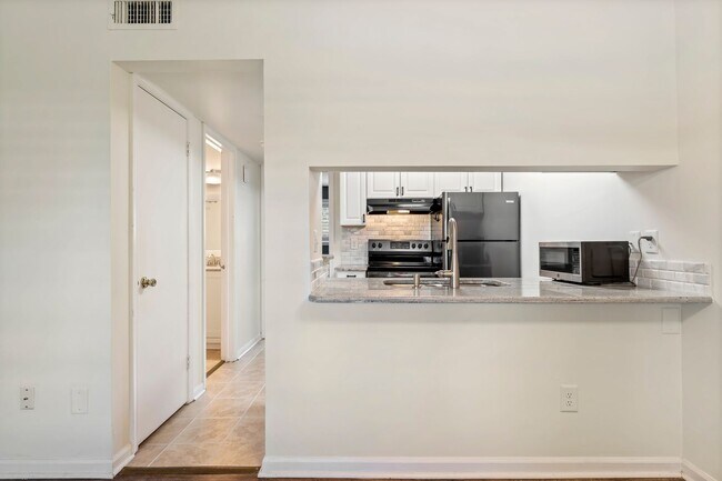 Building Photo - PRICE DROP! Downtown Durham! 1bd/1ba Trini...