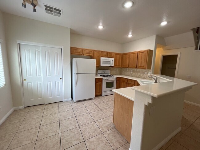 Building Photo - SPACIOUS 3-BEDROOM 2 1/2 BATH TOWNHOME IN GATED COMMUNITY