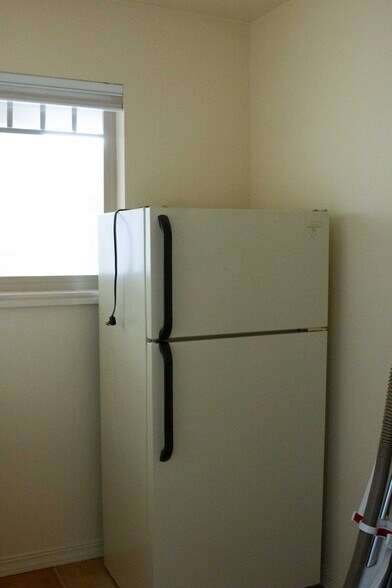 Building Photo - 325 C St