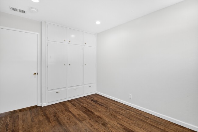 Building Photo - 899 Ebbetts Dr