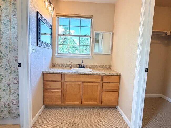 Building Photo - Open and Bright Corner Unit