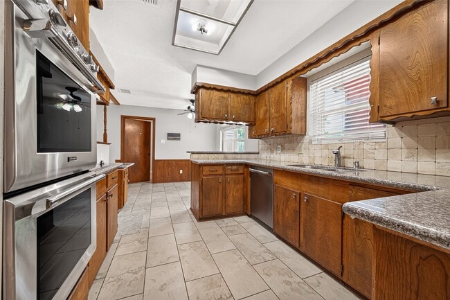 Building Photo - 11710 N Petersham Dr