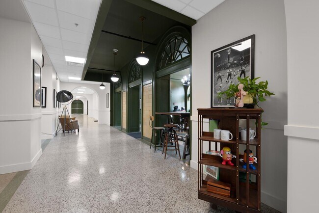 Building Photo - 301 N Mulberry St