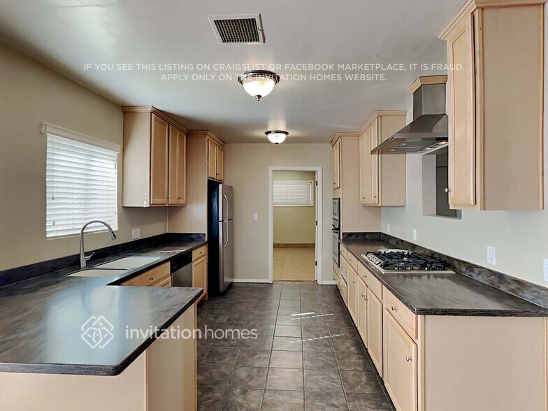 Building Photo - 661 N Sunland Dr