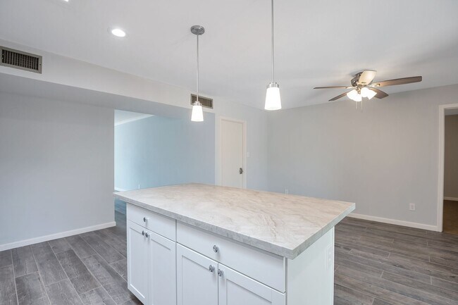 Building Photo - 6-Bedroom Tempe Home with Private Pool, Garage & Ideal Location