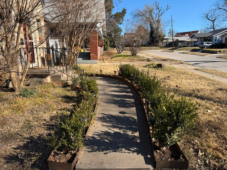 Building Photo - 2023 E 14th Pl