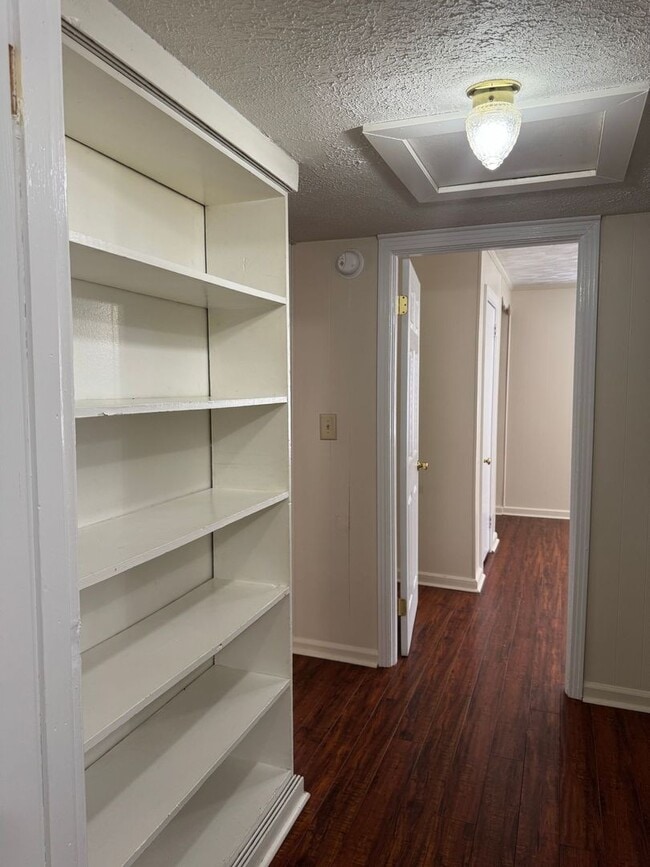 Building Photo - Lovely 3 Bdr/1 Ba Home, tucked away yet ST...