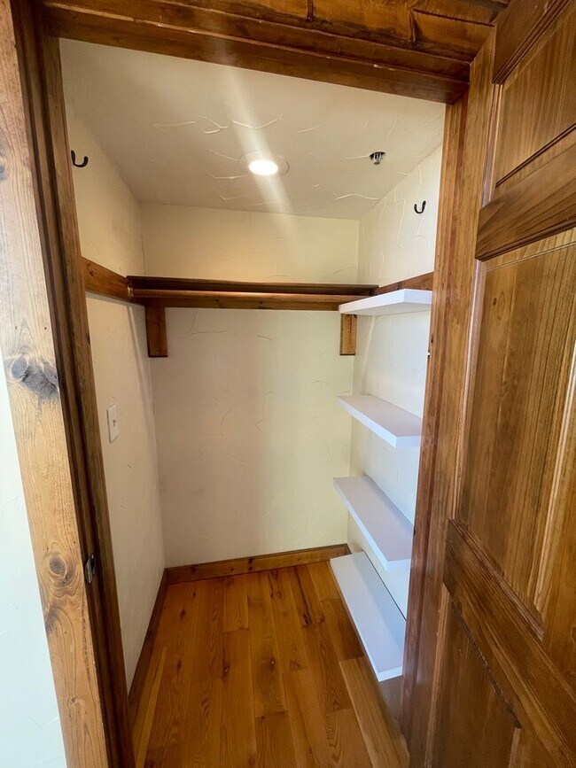 Building Photo - Large One Bedroom One bath Loft Apartment available Now!