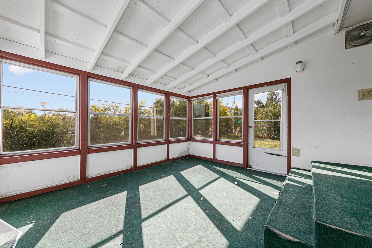 3 season porch - 7919 28th Ave N