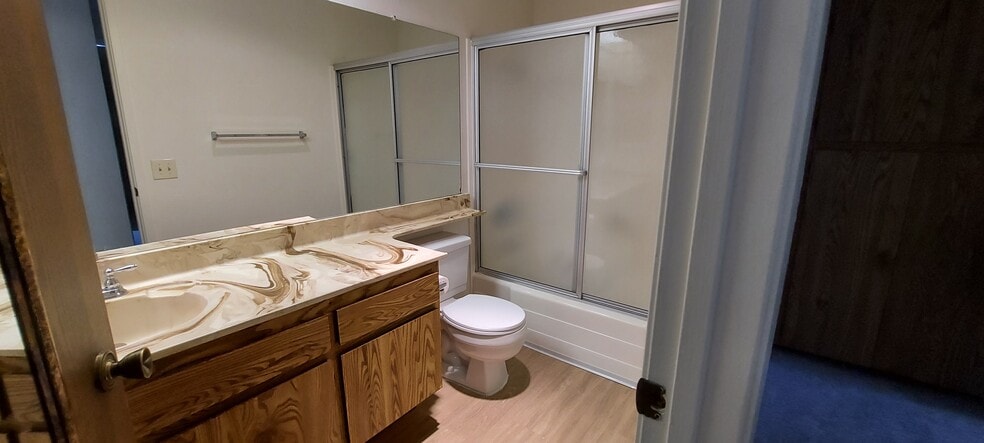 Hall bathroom. - 9150 Gramercy Dr