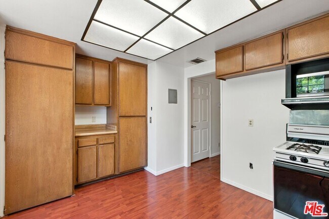 Building Photo - 11127 La Maida St