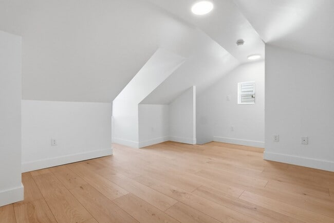 Building Photo - Brand New 3 bed, 2 bath Remodel located in the South Side Flats