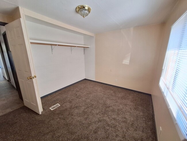 Building Photo - 4 bed 2 bath