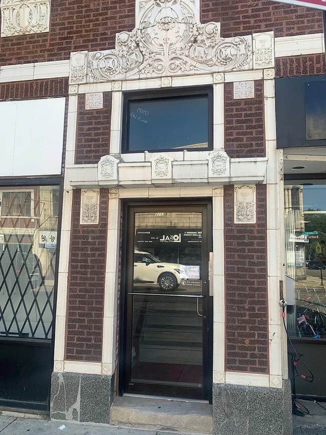 Building Photo - 3253 W Lawrence Ave
