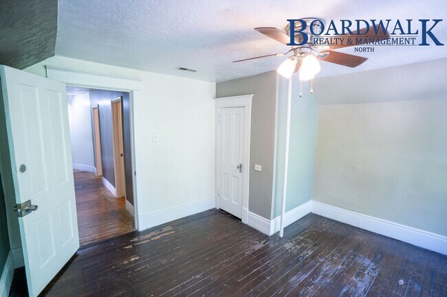 Building Photo - 4 Bedroom Victorian Single Family Home