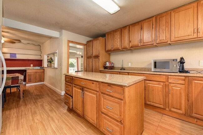 Building Photo - Spacious 5 bedroom home in Carmichael