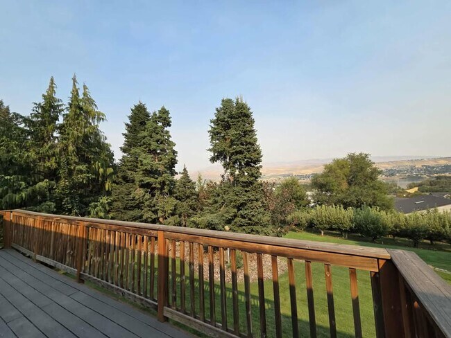 Building Photo - Stunning 4 Bedroom, 3 Bathroom Home, with ...